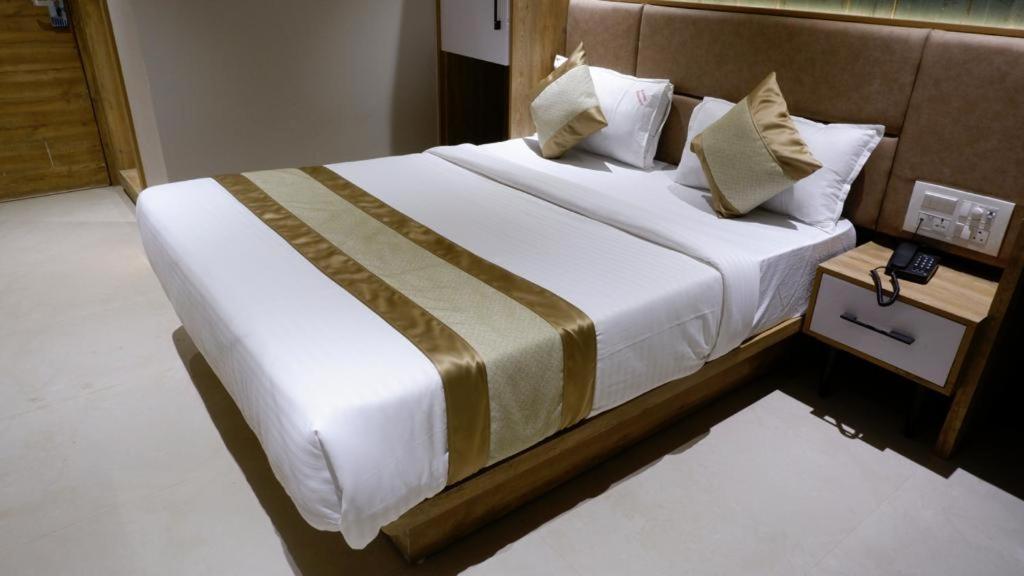 Hotel Amber Paramount Mumbai Exterior photo